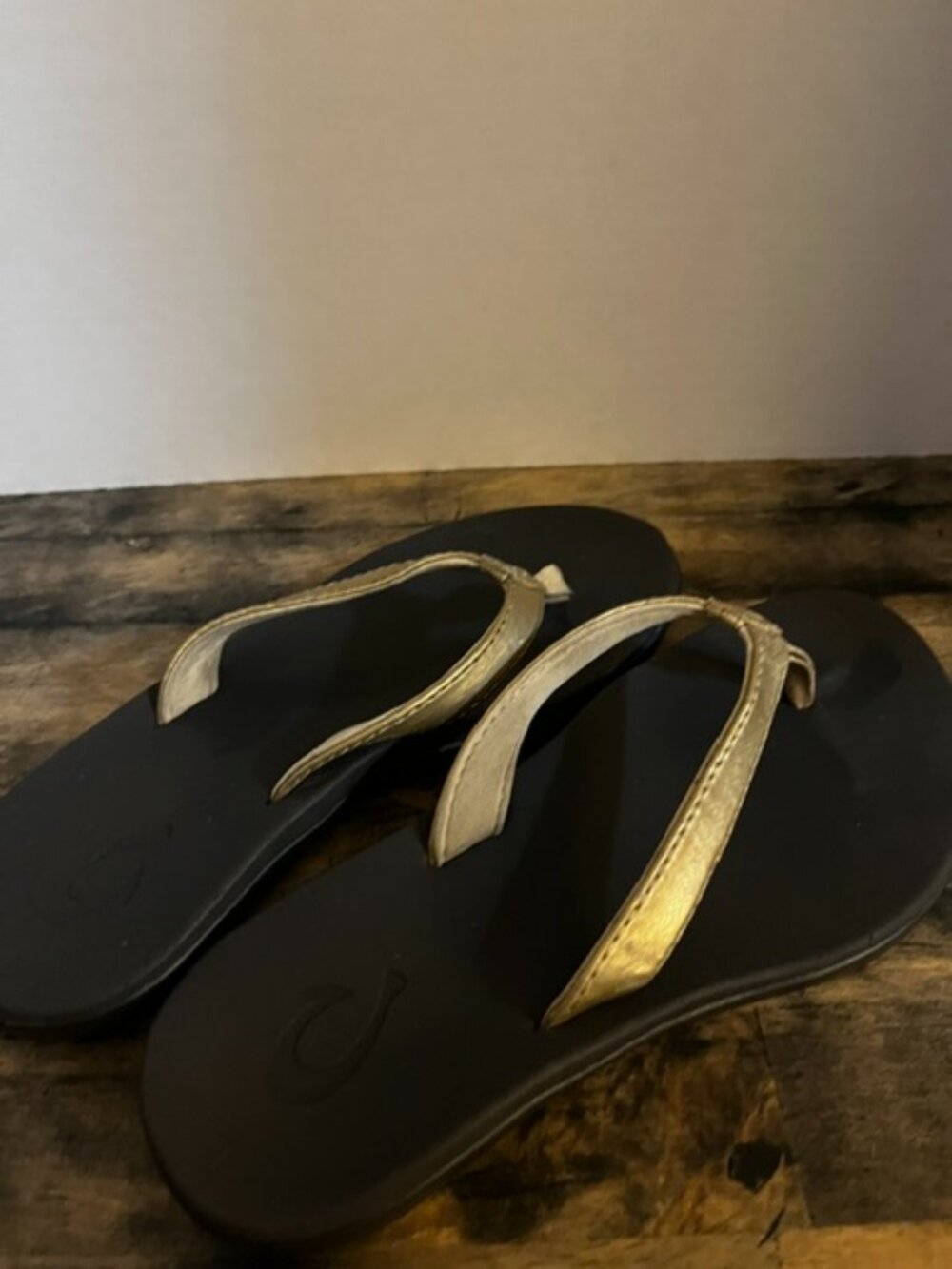 OluKai Girls Gold Flip Flop Thong Sandal Size 1  Pre-owned gently loved